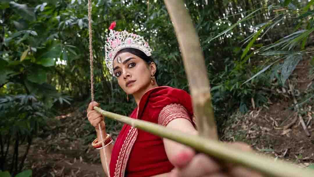পাহাড়ের ‘দুর্গা’ অর্ষা, নারীর শক্তি ও সংগ্রামের চিত্রে ছড়ালেন মুগ্ধতা