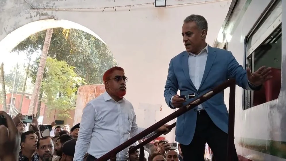 নিজের বাড়ির জানালা সংস্কারে এভাবে অবহেলা করতেন?