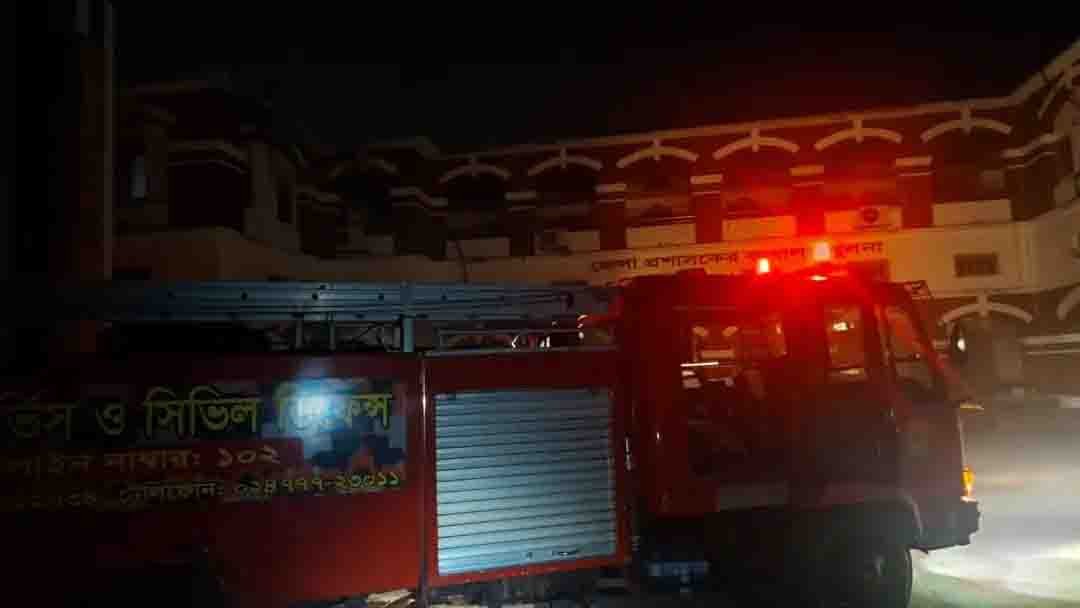 খুলনা জেলা প্রশাসনের আইসিটি রুমে আগুন