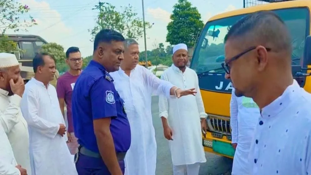 খালে মরা মুরগি ফেলতে গিয়ে আটক, পুলিশে দিলেন এমপি