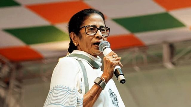 পুরো প্রজন্মকে ভয় দেখিয়ে স্তব্ধ করার অপচেষ্টা চলছে: মমতা